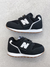 Load image into Gallery viewer, New Balance 996 Black Trainers - UK Kids Size 4
