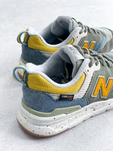 Load image into Gallery viewer, New Balance 997H Trainers - UK Kids Size 13.5
