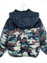 Load image into Gallery viewer, Levi&#39;s Camouflage Puffer Jacket - Age 5-6 years
